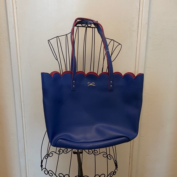 Bath & Body Works Handbags - 🍭Scalloped Bath and Body Works Bag🍭